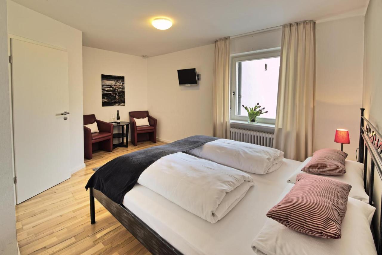 ไวน์กุต แอนด์ เกสเทอเฮาส์ คริสทอฟ ครึสเซรัท Bed & Breakfast ทริทเท็นไฮม์ ภายนอก รูปภาพ