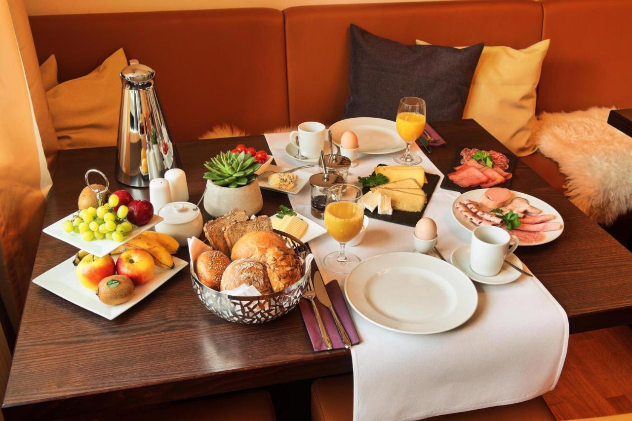 ไวน์กุต แอนด์ เกสเทอเฮาส์ คริสทอฟ ครึสเซรัท Bed & Breakfast ทริทเท็นไฮม์ ภายนอก รูปภาพ